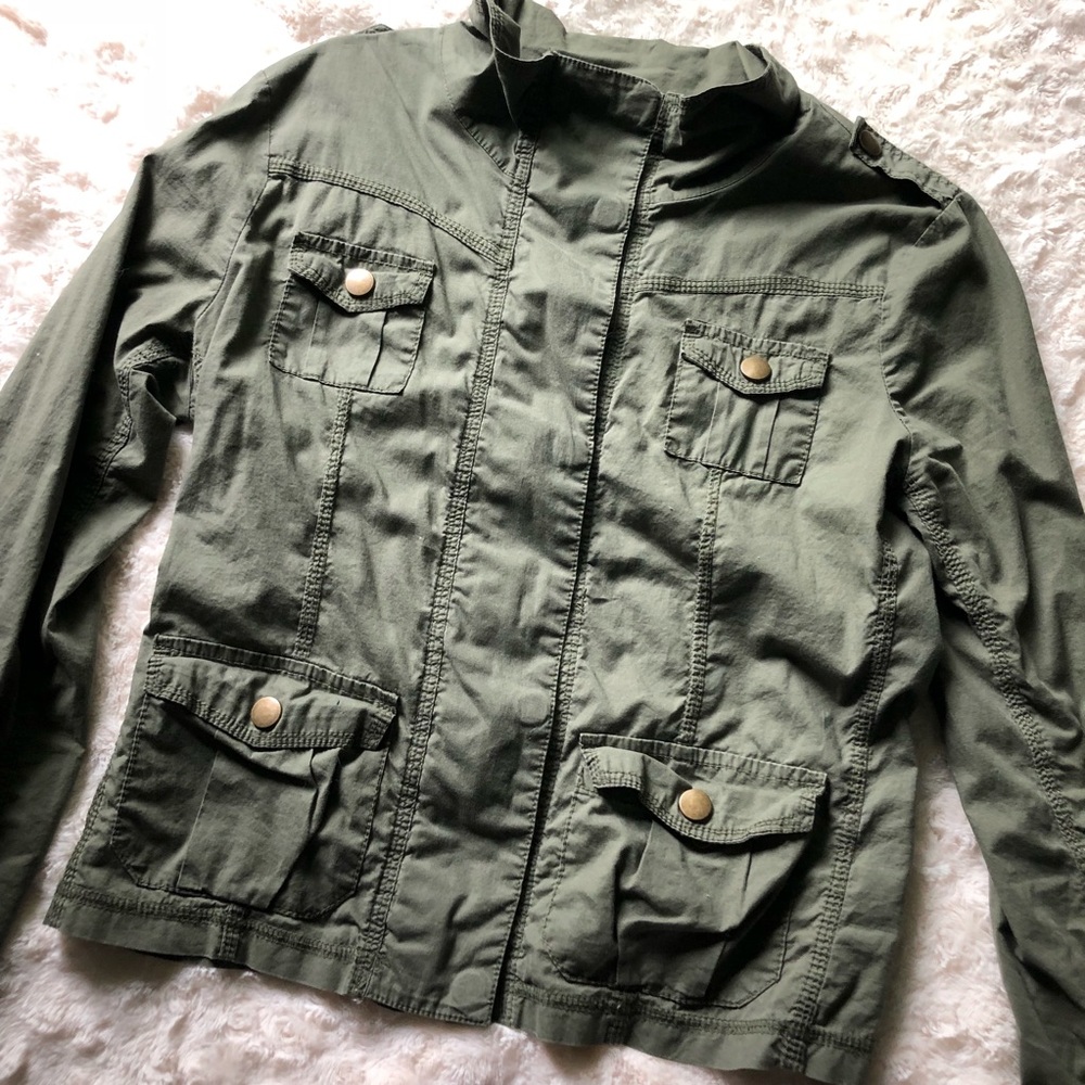 •Lightweight Jacket•